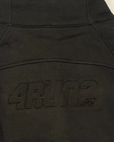 THE COMMONWEALTH CROPPED 4RUN2 Q-ZIP